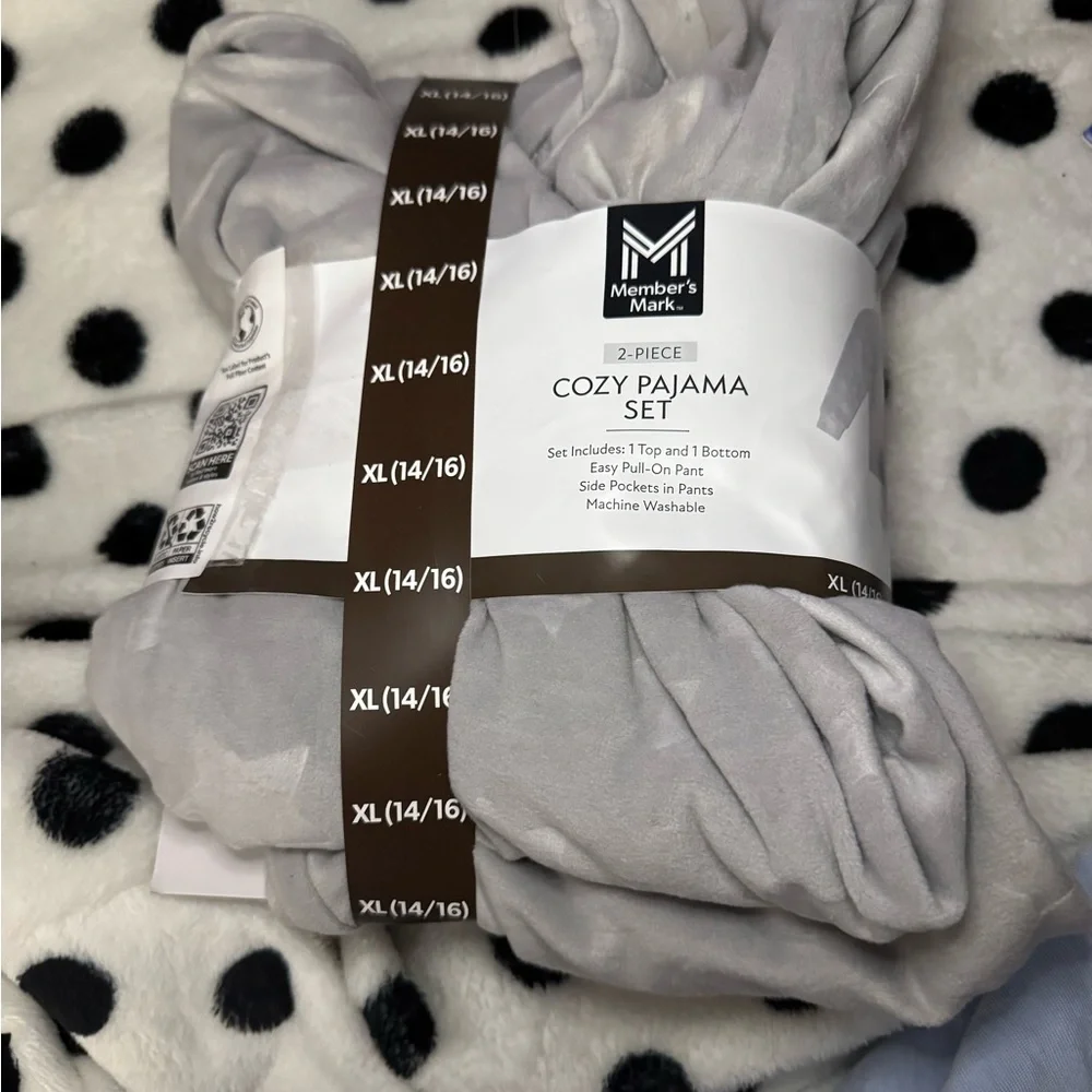 Cozy Gray Pajama Set with Long Sleeves and Star Print
